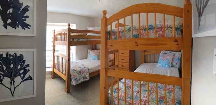 A 3. hálószobában 2 emeletes ágy található. Ez a hálószoba a fő szinten található.