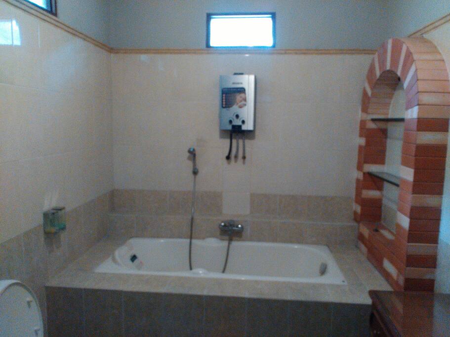 Kamar mandi utama dengan water heater