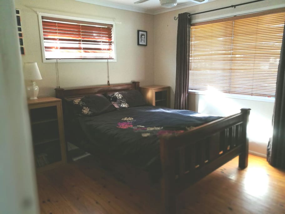 Queen bed.