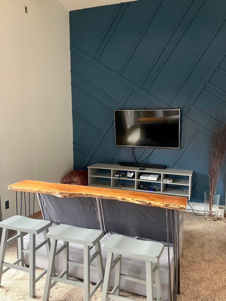 Igraonica se nalazi u donjoj etaži s kaučem koji se pretvara u bračni krevet (160x200). Na donjoj etaži nalazi se i kupaonica, sauna, perilica i sušilica. Pristup garaži. 