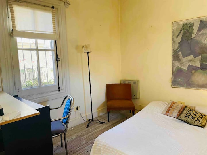 Quarto mobiliado em San Telmo com banheiro privativo e terraço