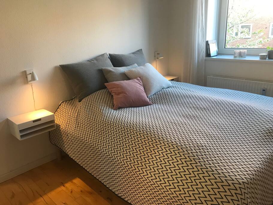 Queen size bed, new mattress, very comfortable