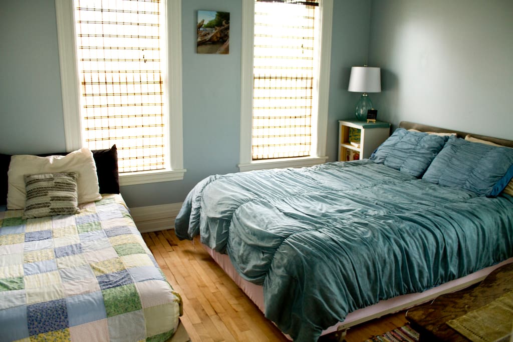 The Blue Room:
1 Queen size bed
1 Twin bed
Access the back deck through this room!