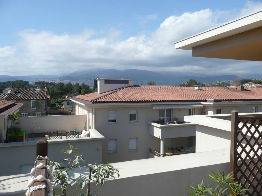 Vue depuis la terrasse sur le pays Grassois