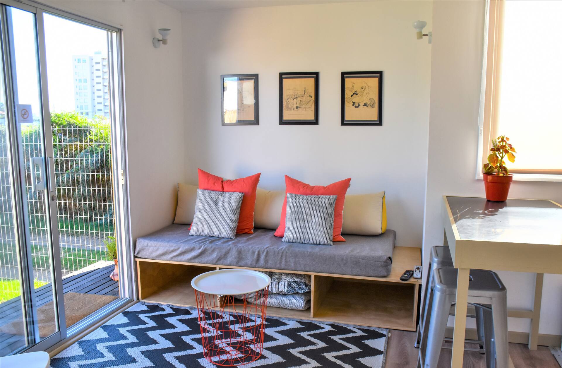 Modern cabin 1.5 blocks from the beach!