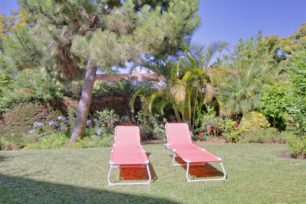 Der Garten ist der perfekte Ort für ein schönes Sonnenbad