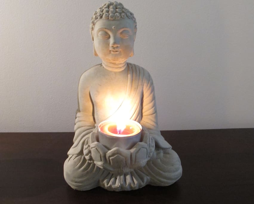 Le bouddha bougie veille...