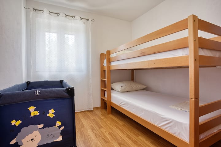 Habitación divertida con literas, perfecta para que los niños disfruten y compartan noches inolvidables.