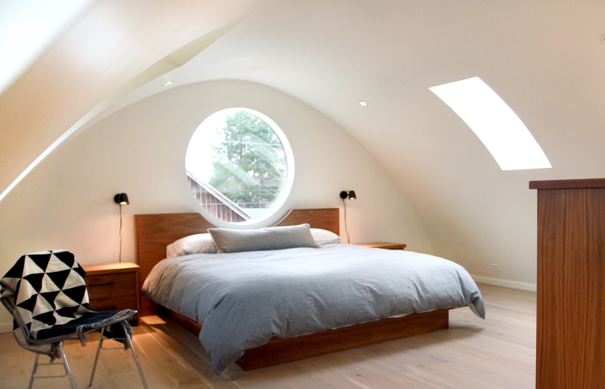 Master Bedroom (king bed)