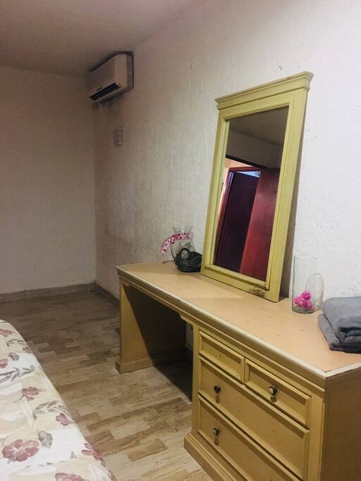 tocador de la habitación en el fondo se puede apreciar el mini split en la pared