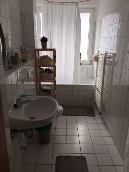 Helles Bad mit Badewanne
