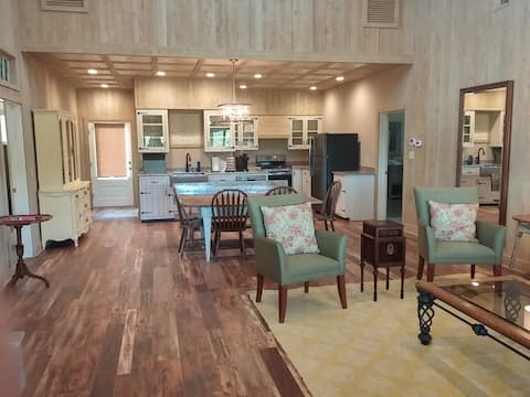 The Hanging Rock Cabin at Luna's Trail