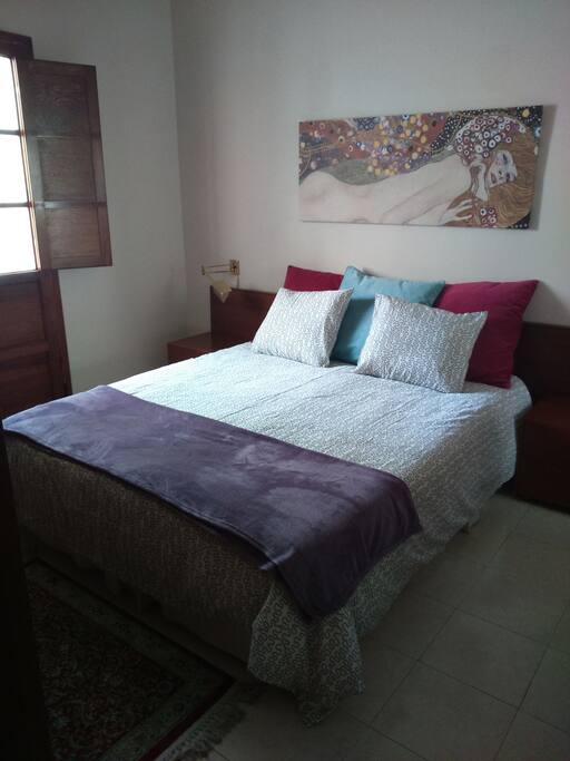 Dormitorio con cama de matrimonio, Armario y Baño