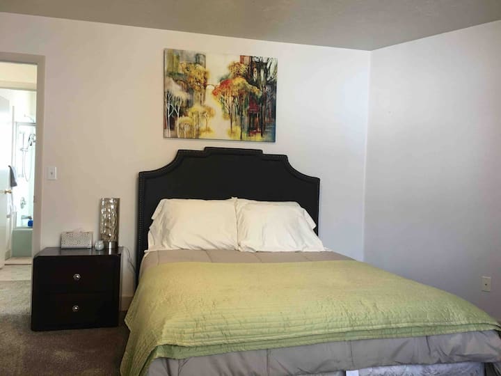 1 ใน 4 ห้องนอนชั้นบน ห้องนอนนี้มีเตียงควีนไซส์ที่สะดวกสบายและวิวที่ยอดเยี่ยม