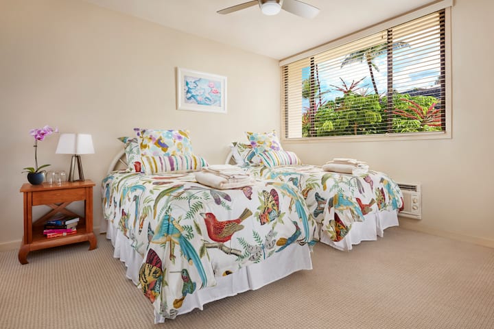 חדר שינה שלישי עם שתי מיטות יחיד.