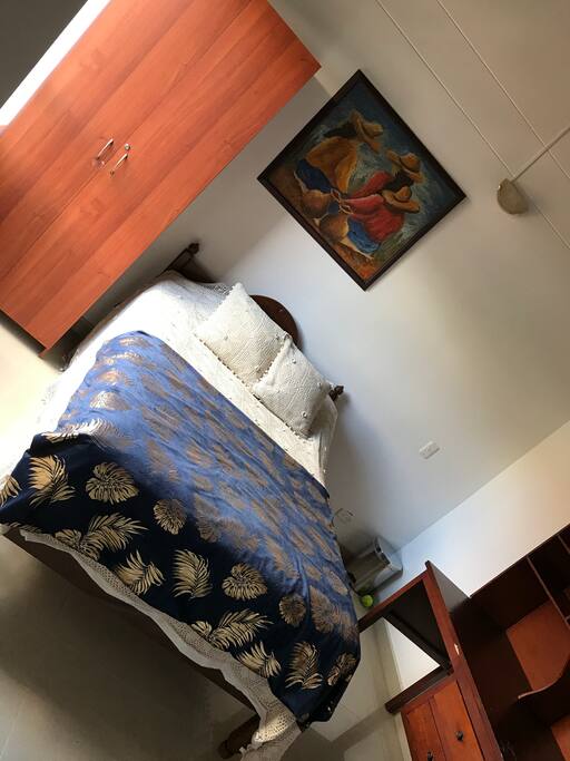 Cama semidoble y un closer