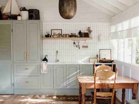 Top Airbnb: The Collectors Studio in Central Coast Council