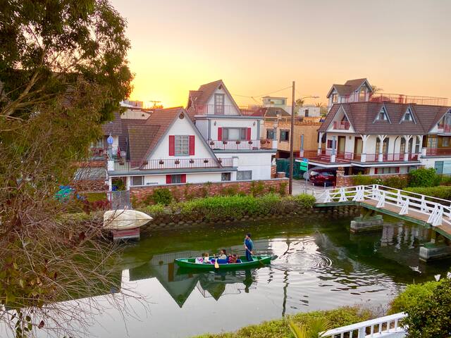 Waterfront Luxury Home on the Venice Canals gallery image 3