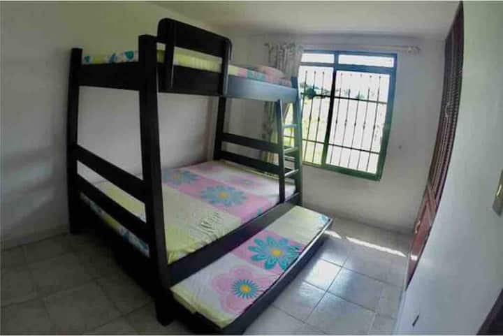 Chumba cha watu 4 kilicho na mashuka, mablanketi na mito 