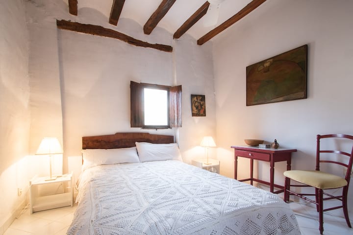 1ª planta: habitación 2, con cama doble y terraza privada