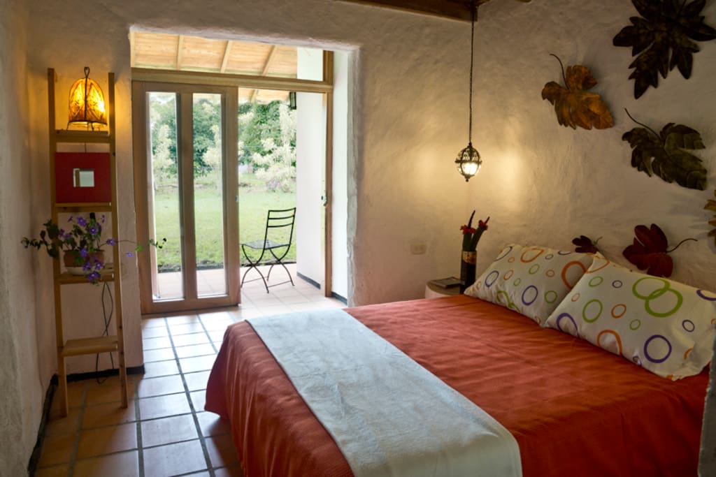 Habitación doble con baño privado.
