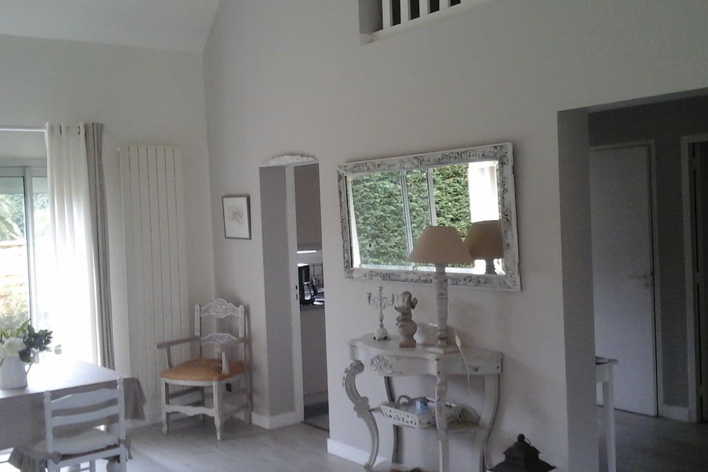 Salle de séjour qui s' ouvre sur le jardin