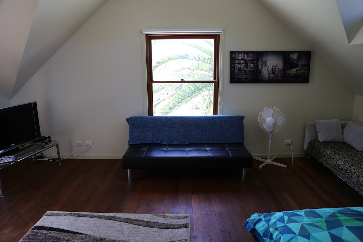 Top Airbnb: Merewether Beachside Loft in Newcastle City Council