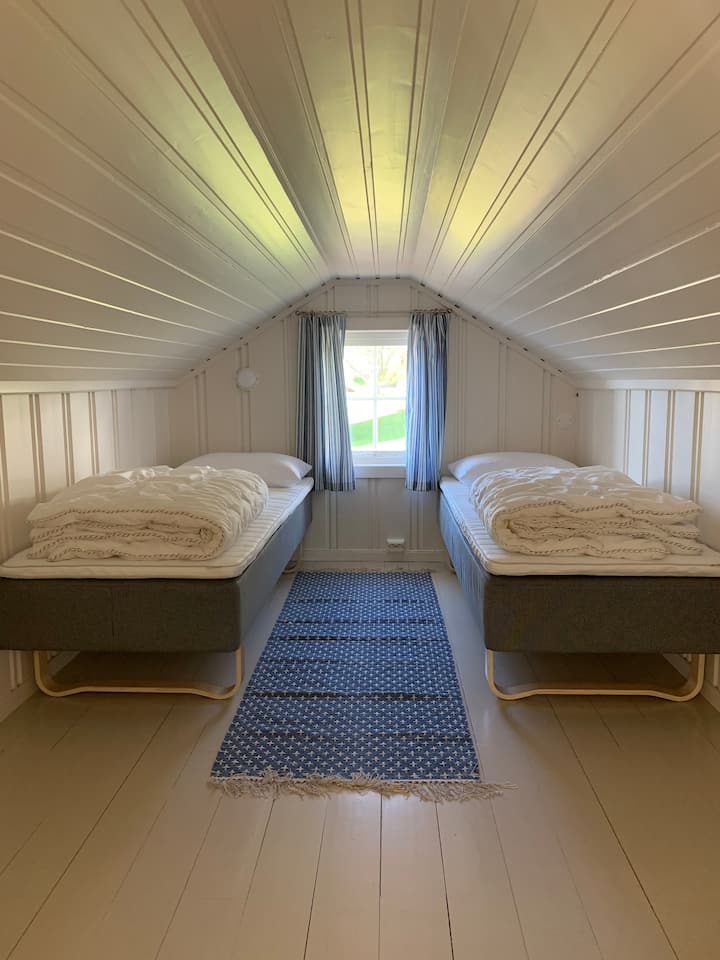 Spálňa na 2. poschodí.  2 lôžka 75 cm. 