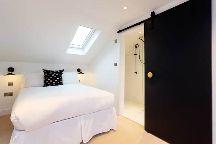 Roshani en chumba cha kulala cha vyumba viwili na kitanda cha ukubwa wa malkia