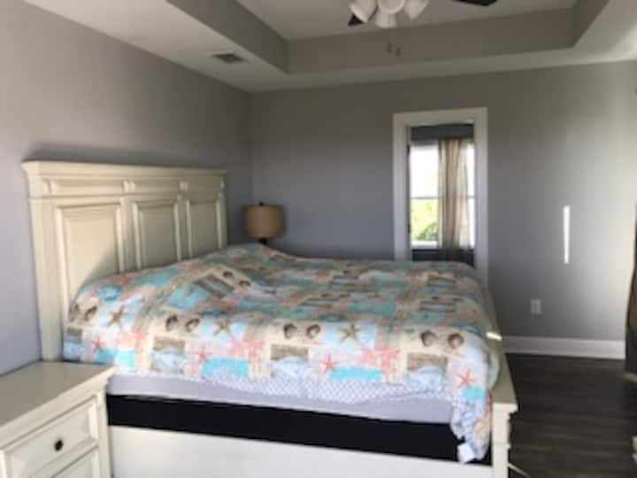 MATER NË KATIN E SIPËRM ME KREVAT DOPIO "KING" ME PAMJE NGA GJIRI NGA BALLKONI