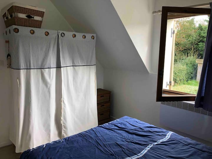 Chambre 1. Vous pouvez utiliser l'armoire pour ranger vos vêtements et valises.
Le petit meuble en rotin est également à votre disposition. Un adaptateur de prises est rangé dans le tiroir du haut.