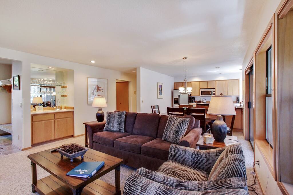 Couch,Furniture,Chair,Apartment,Indoors
