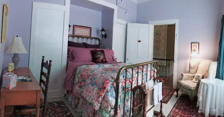 Sewanee-comfortable Lavender Room