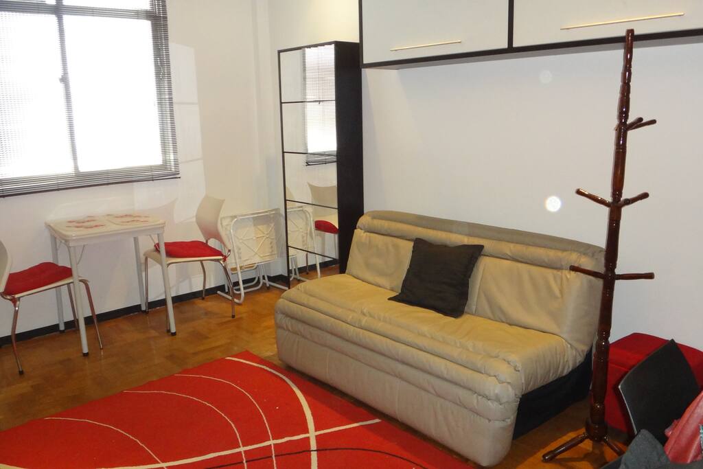 SALA, SOFÁ-CAMA E MESA