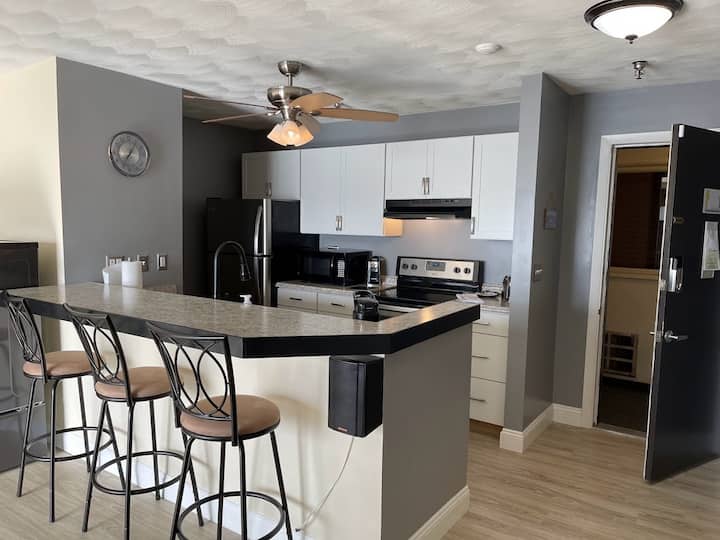 Beautiful Condo, pool, close to concerts & beach! Condominiums for