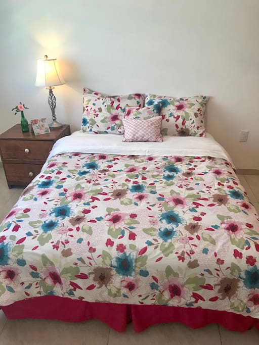 Cuarto privado, cama matrimonial.
