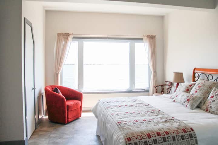 Спална соба на горниот кат со поглед на езерото од креветот на југ