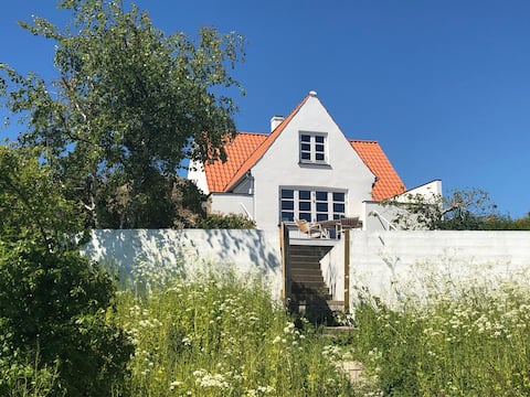 Cozy fishing house directly by the sea