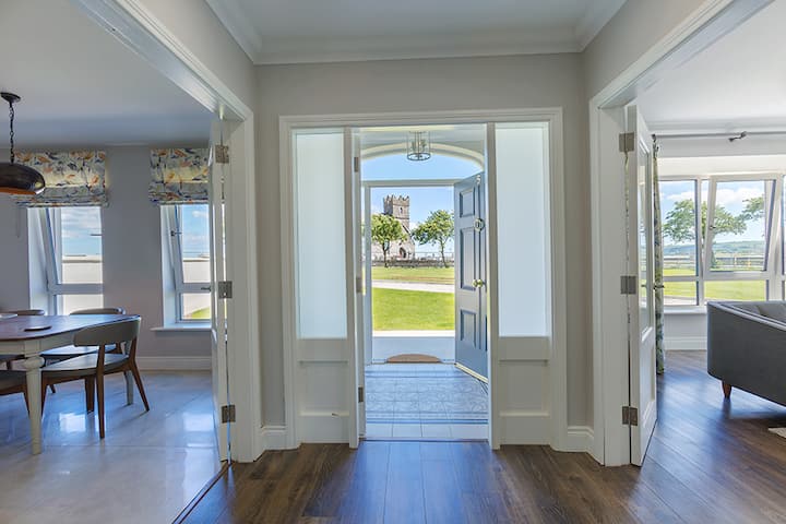 Luxury 4 bedroom house with majestic sea-view.