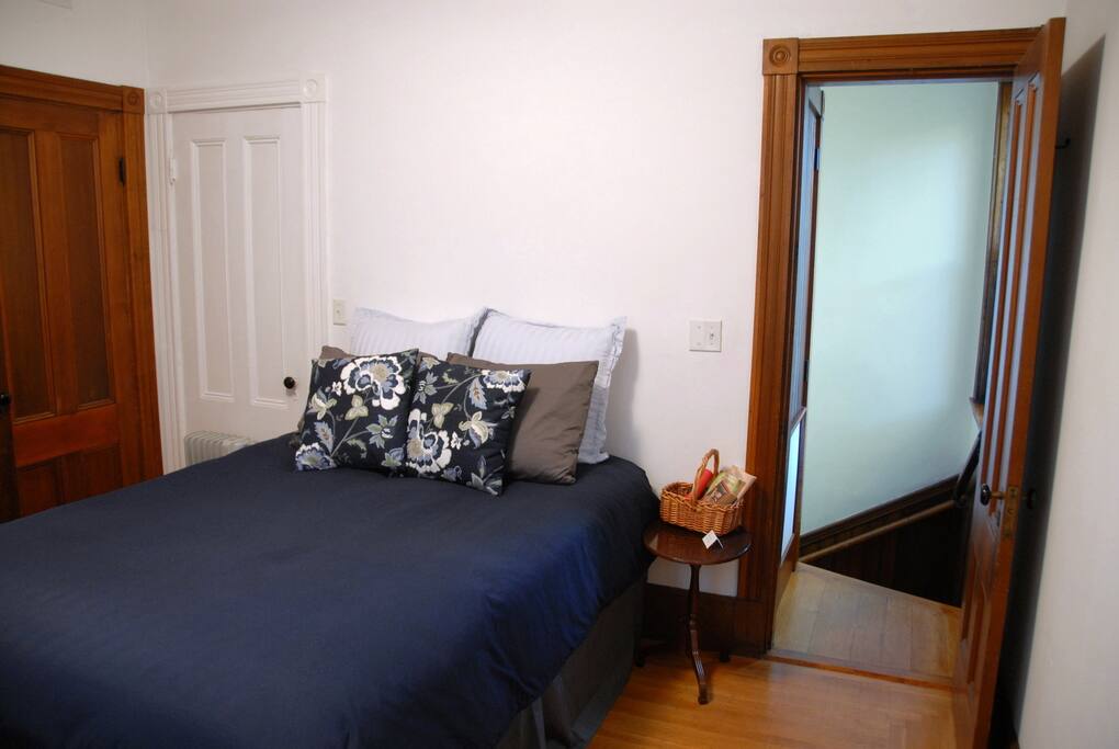 "This is a quiet, clean and comfortable room with private bath and air conditioning. Melora and her family welcomed us and made us feel right at home." --Lee
