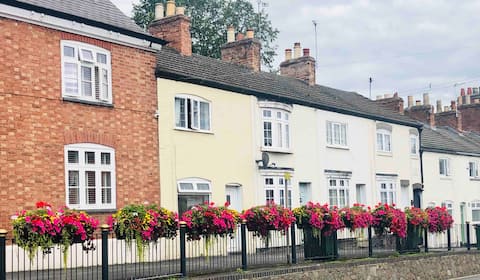 Beautiful, renovated 1 Bedroom Cottage.