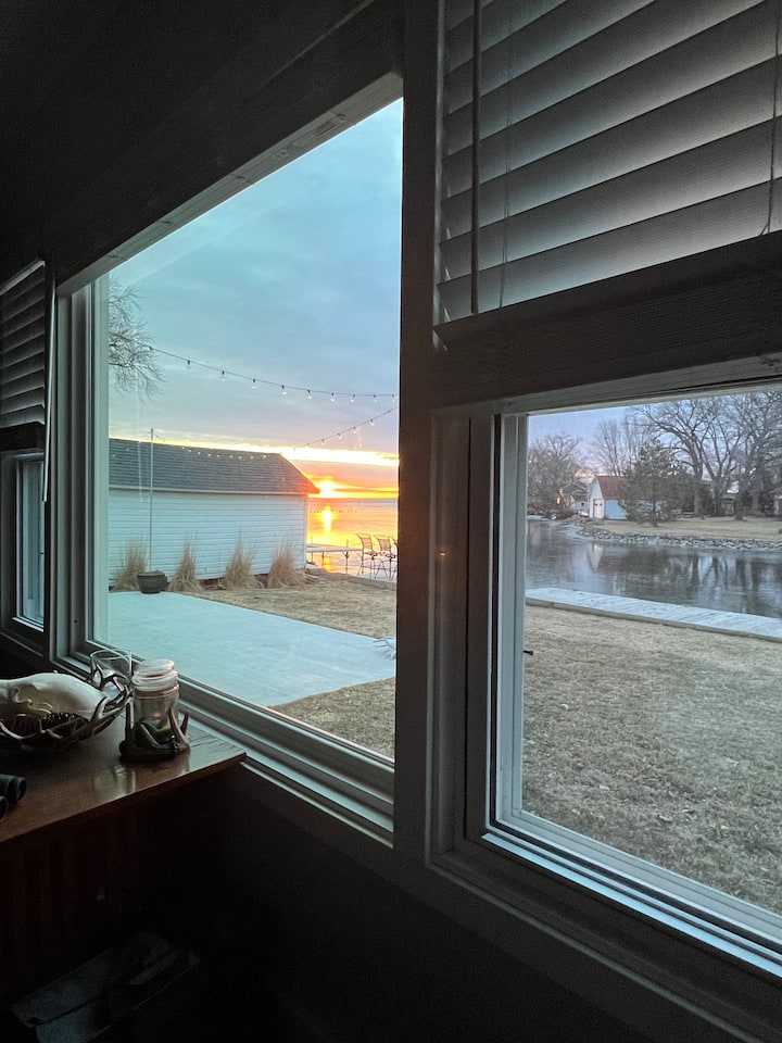 قهوة الصباح من الأريكة.