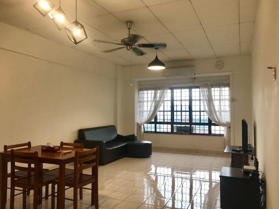 Living room, air-condition with couch, dining table and TV with Netflix