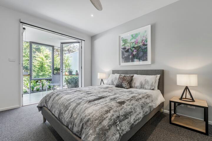 “ELM” Family Oasis, 4 bed Carpark Foxtel gallery image 3