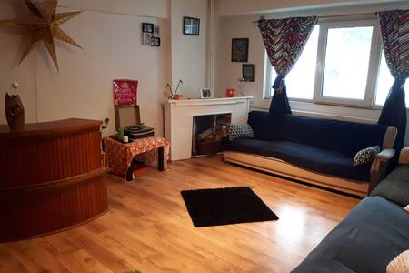 Cris's Place (Private room in Bucharest)