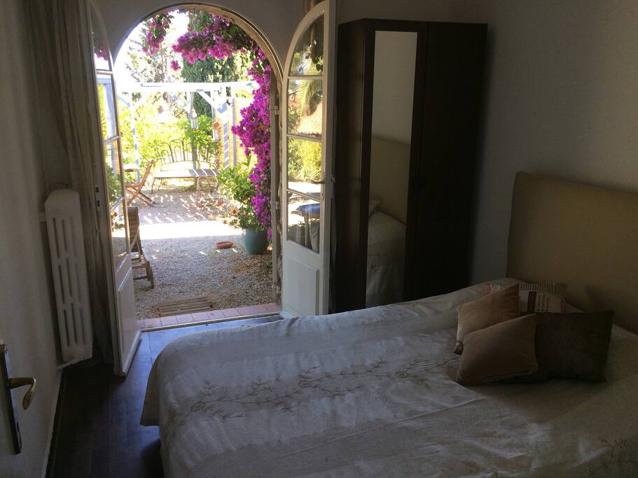 chambre avec TV, lit 140