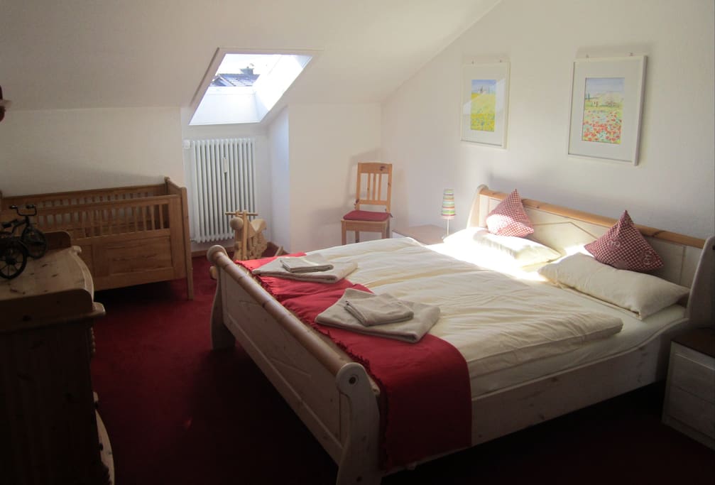 Schlafzimmer mit Babybett