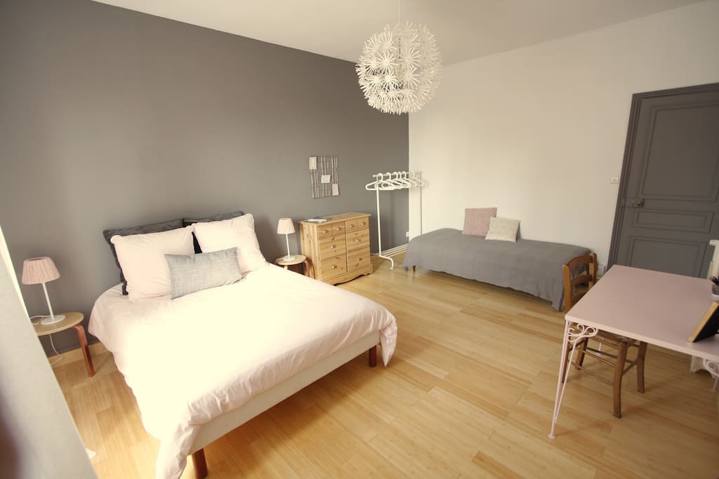 Chambre spacieuse et lumineuse, lit double 140 + banquette-lit simple, vue sur le jardin, coin lavabo