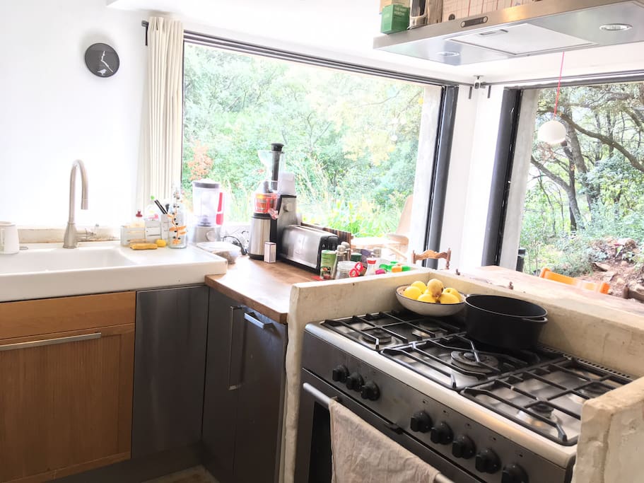 La cuisine ouverte sur la salle à manger.