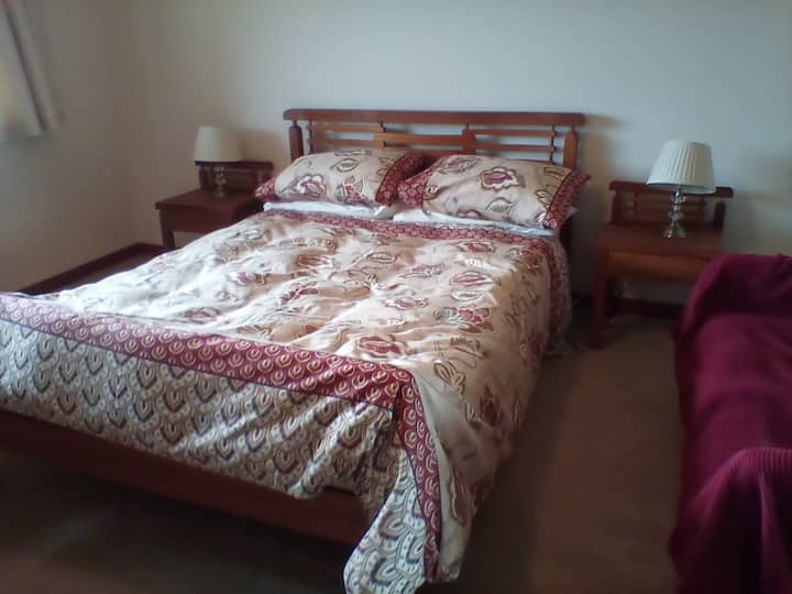 Chambre double, salle de bain commune.